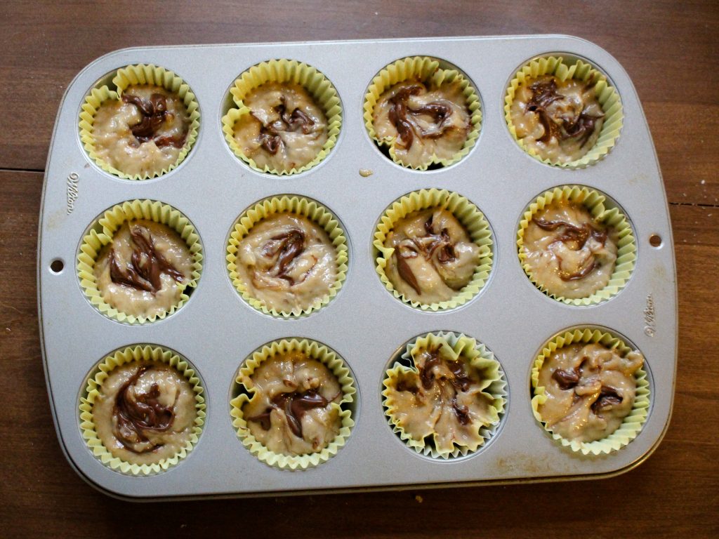 These banana nutella muffins are easy to make and delicious for breakfast or bite to make your sweet tooth happy! | Teaspoon of Nose 