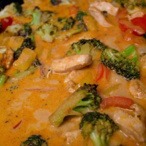 Don't know what to eat for dinner? This weeknight curry only needs a few staples and whatever veggies you have in the fridge! | Teaspoon of Nose
