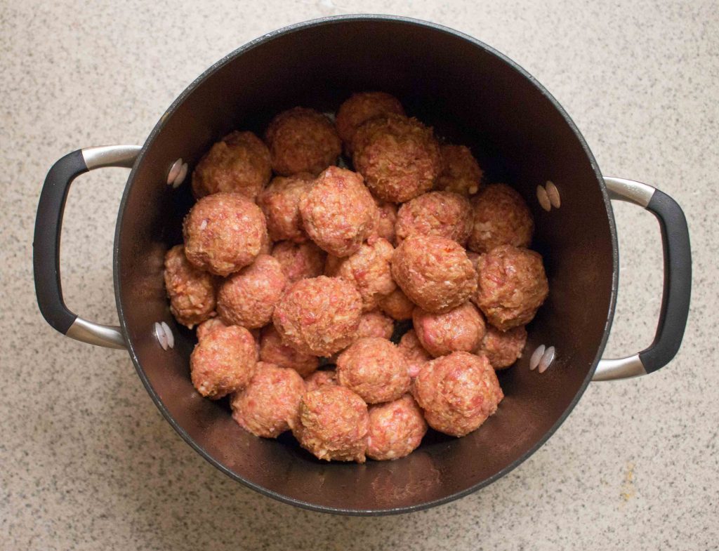 These mozzarella-stuffed meatballs are a killer dinner option! | Teaspoon of Nose