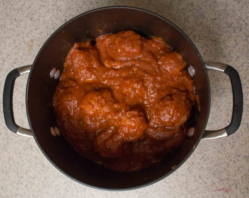 These mozzarella-stuffed meatballs are a killer dinner option! | Teaspoon of Nose