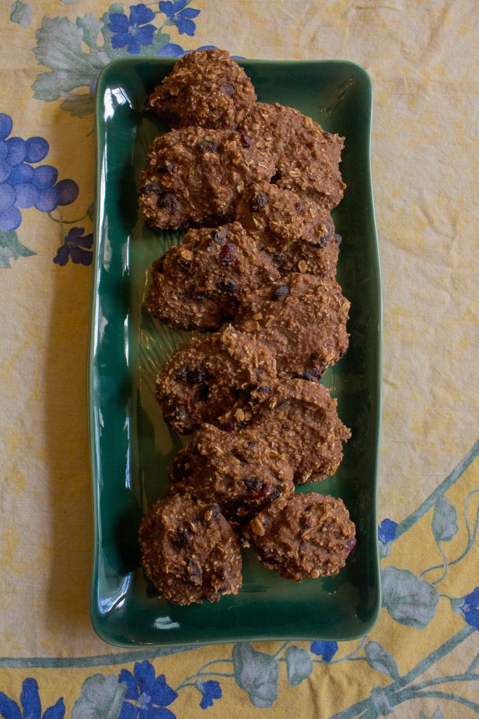 These banana breakfast cookies are a fantastic alternative to sugar-laden cereal bars for breakfast, but are just as tasty! | Teaspoon of Nose