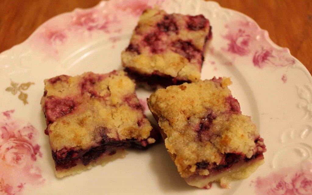 Blackberry pie bars are a simplified way to get that first taste of summer!  | Teaspoon of Nose