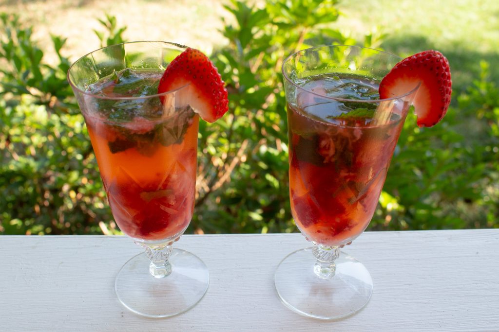 Strawberry mojitos make the perfect cocktail for the fourth of July!!! | Teaspoon of Nose