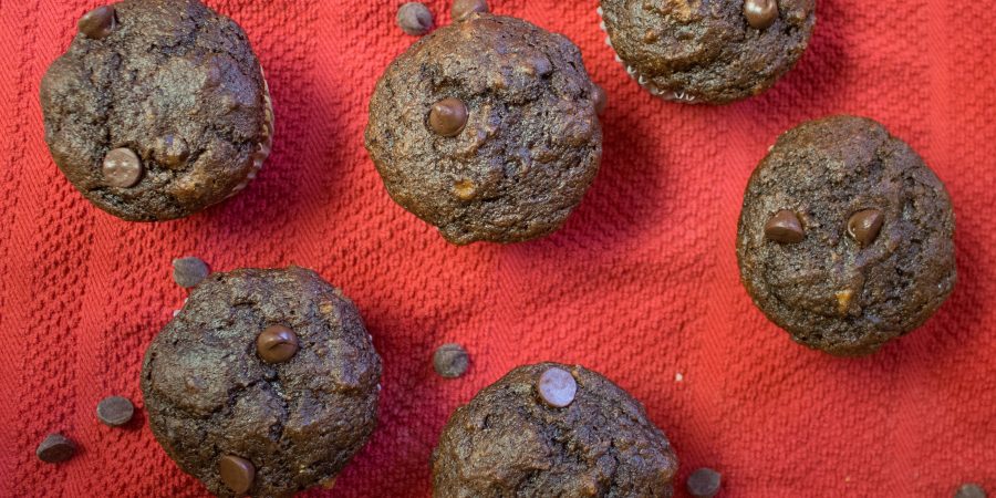 These lightened up chocolate banana muffins make getting your chocolate fix while eating healthy a breeze! | Teaspoon of Nose