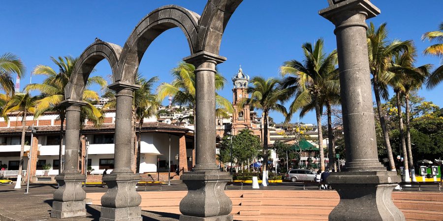 Puerto Vallarta makes for the perfect Mexican vacation spot: plenty to do, beautiful scenery, and the space to relax with a fruity drink! Here's why you should DEFINITELY check out Puerto Vallarta for your next Mexican vacation! | Teaspoon of Nose