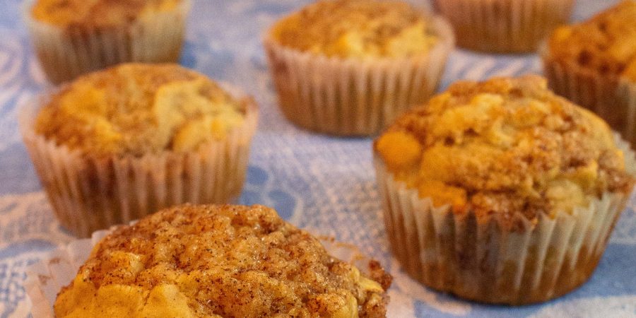 These cinnamon apple muffins make a great breakfast treat and are perfect for your next fall gathering! | Teaspoon of Nose