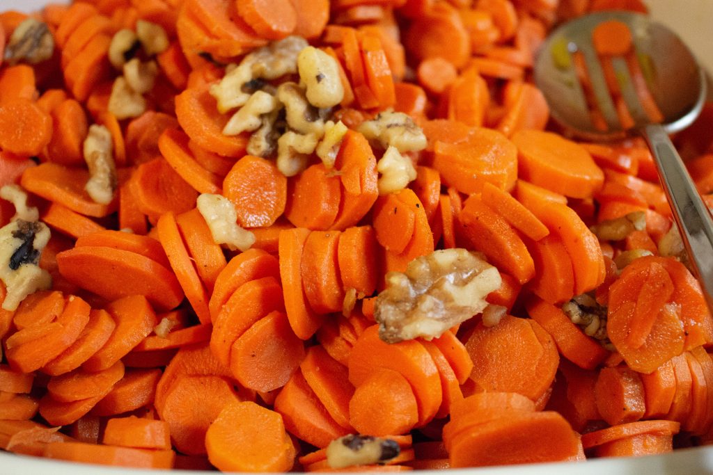These maple cider roasted carrots will break you out of that "what's for dinner" rut, but are tasty enough to make it onto your holiday table! | Teaspoon of Nose