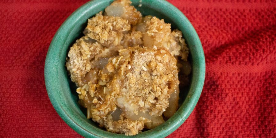 Pear crisp is one of those perfect desserts that has that warmed spiced taste of the holidays without calling for too much effort! | Teaspoon of Nose