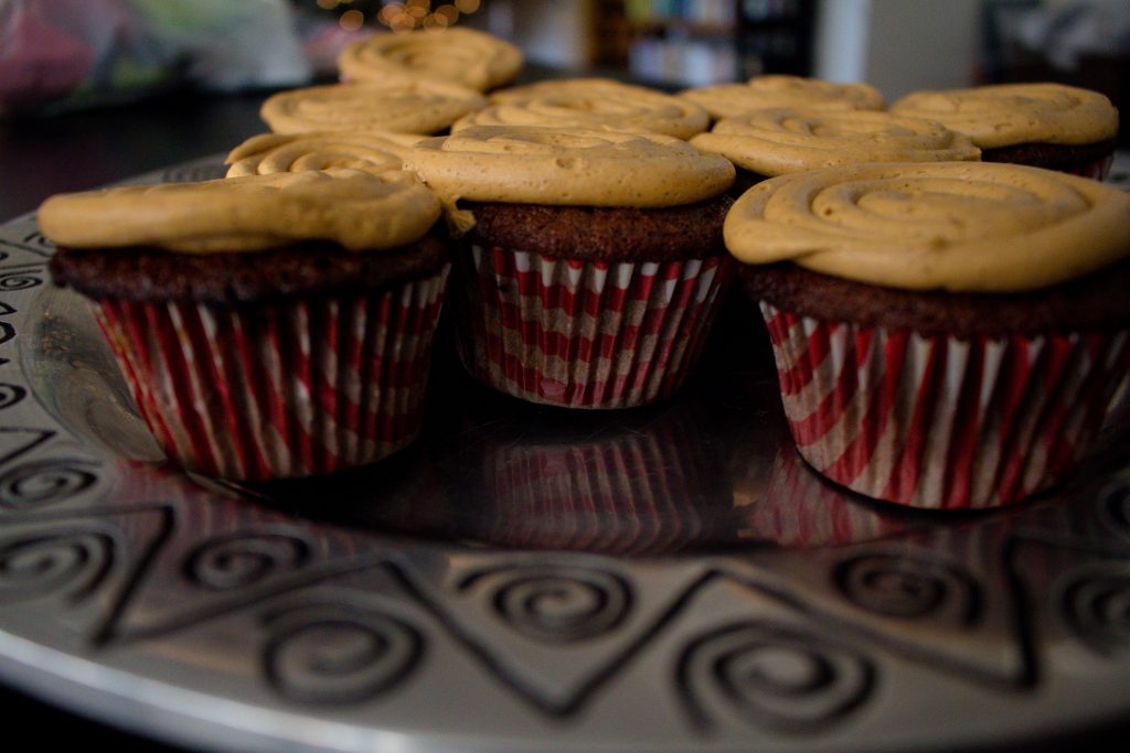 A fun twist on a festive classic: gingerbread cupcakes!  | Teaspoon of Nose