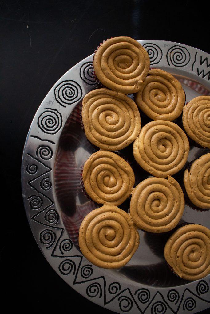 A fun twist on a festive classic: gingerbread cupcakes!  | Teaspoon of Nose
