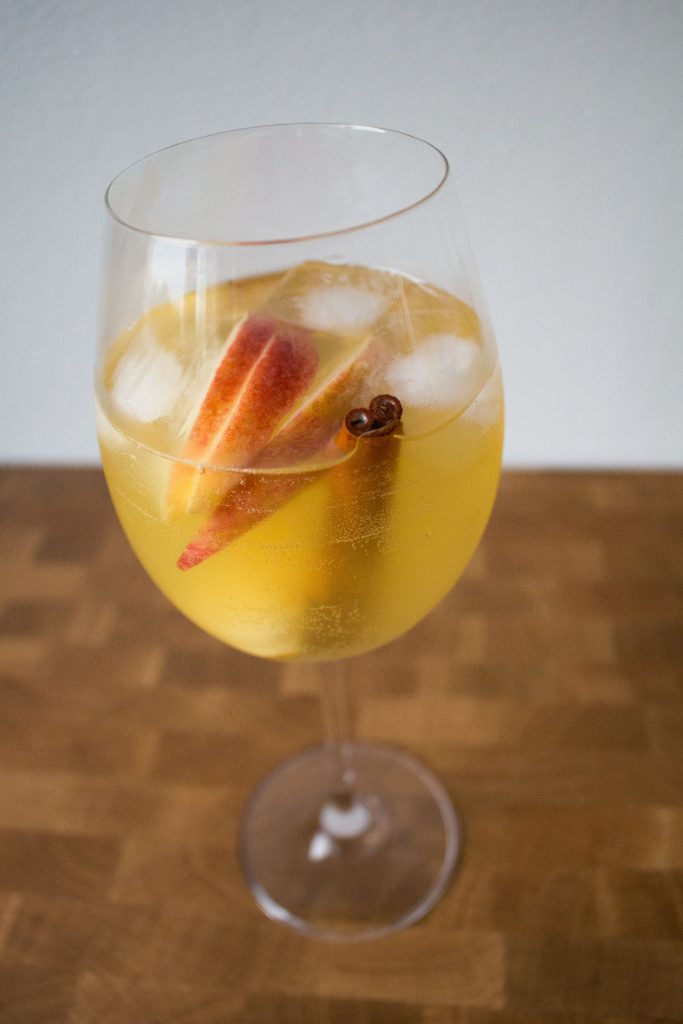This refreshing fall prosecco cocktail lets you can embrace autumn flavors even if it's too hot for warm drinks!