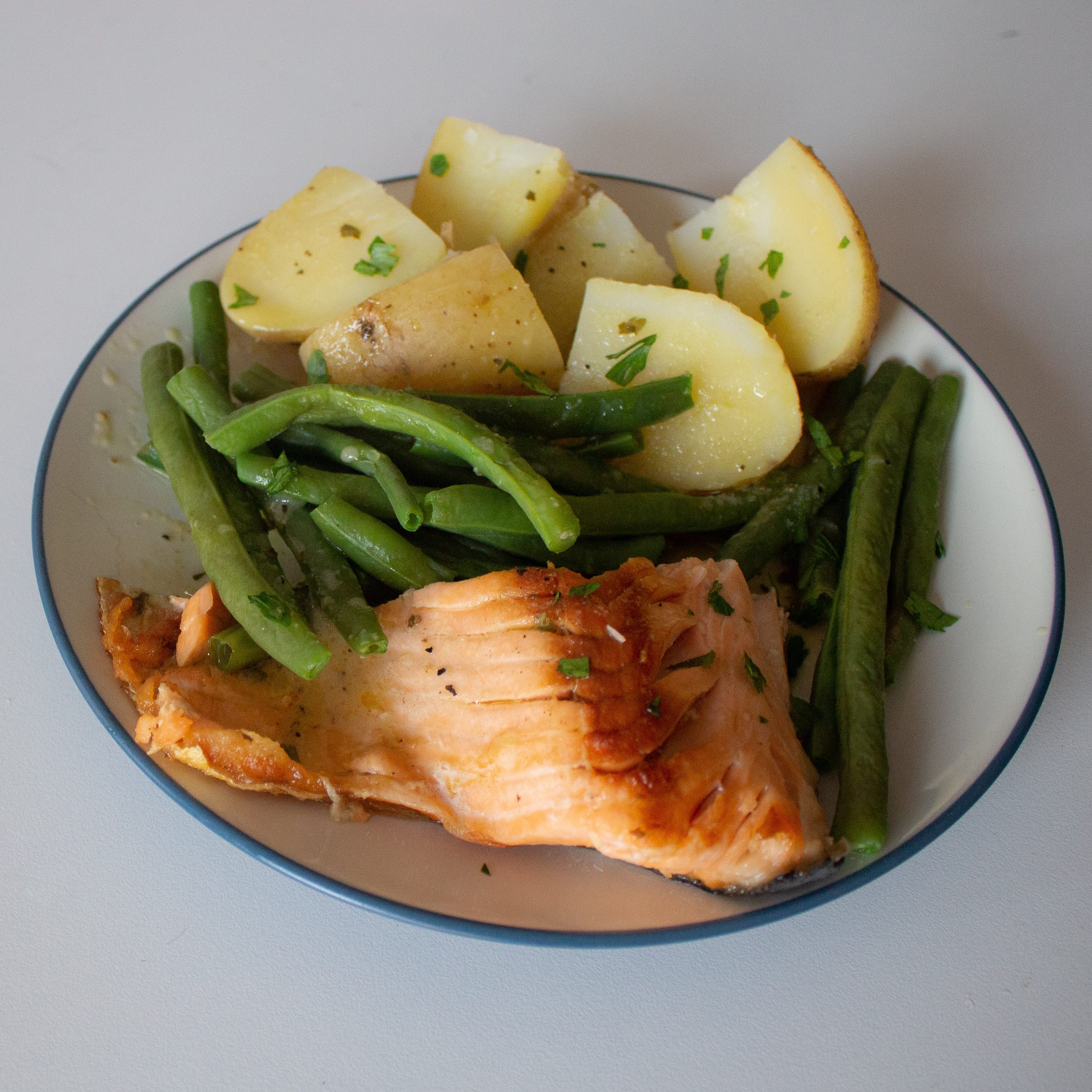 This salmon dish a healthy meal that's simple enough for a weeknight meal and nice enough for hosting! | Teaspoon of Nose