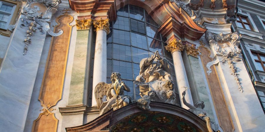 If you only have a quick visit, here's what you need to see in Munich! From history to museums to architecture - and a free walking tour!