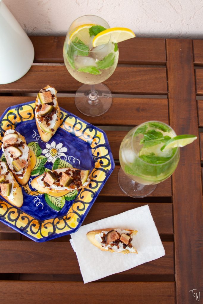 Fig crostini with goat cheese and caramelized onions make for an easy appetizer perfect for the heat of summer!
