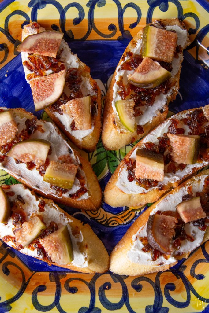 Fig crostini with goat cheese and caramelized onions make for an easy appetizer perfect for the heat of summer!