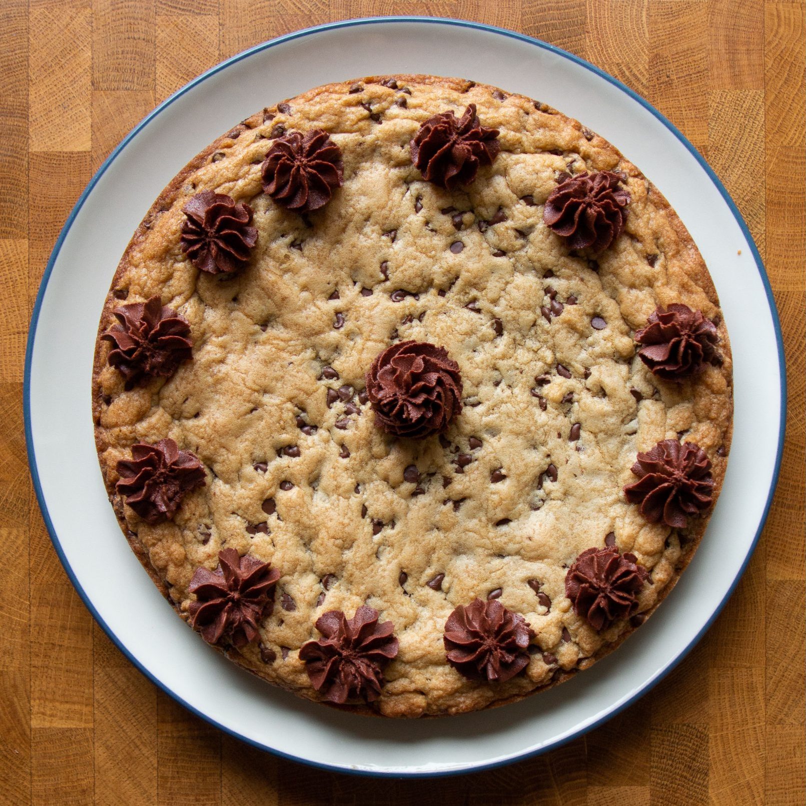 Classic chocolate chip cookie cake, at home! | Teaspoon of Nose