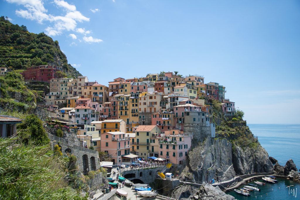 No trip to Cinque Terre is complete without visiting Manarola! Here's what you need to know to plan a day trip in Manarola. | Teaspoon of Nose