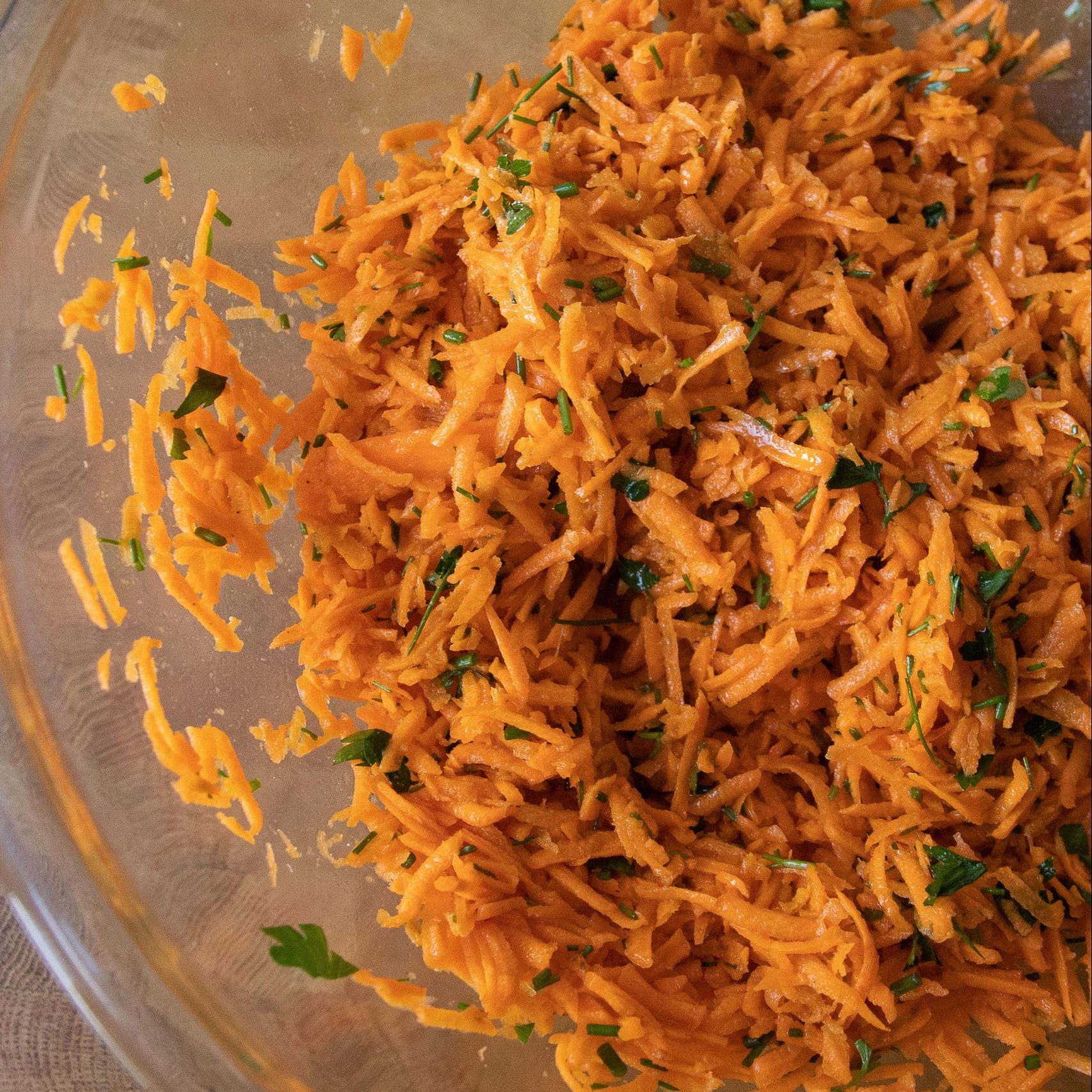 Summer carrot salad is an effortless raw salad perfect for when the weather heats up! | Teaspoon of Nose