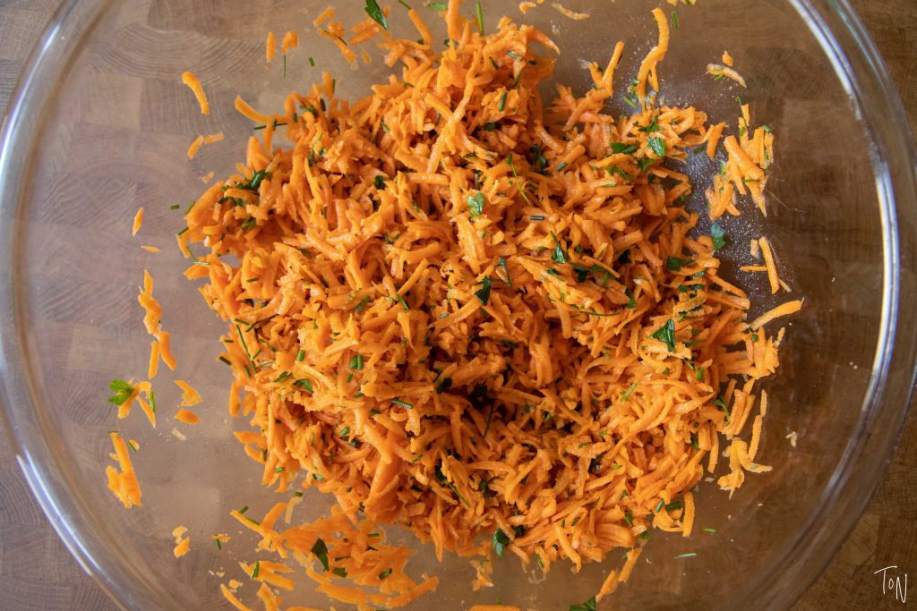 This summer carrot salad has the perfect zing to get you out of a salad rut! It's easy to make and pairs well with whatever you've cooked up! | Teaspoon of Nose