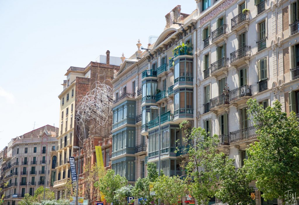 Barcelona has something for everyone: food, nightlife, art, architecture, & history. Here's how to have an epic weekend in Barcelona!