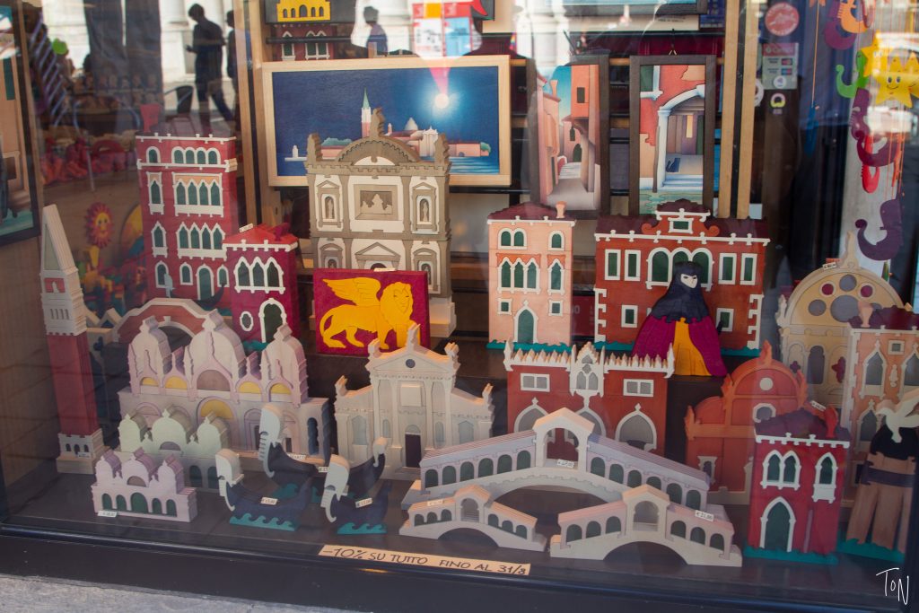 Want to shop for high-quality, locally-made Italian souvenirs? I've rounded up the best shops in Venice! Masks, glass, lace, and more! | Teaspoon of Nose